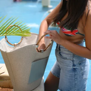 Silver bucket bag from Kanzone – metallic, bold, and spacious everyday handbag